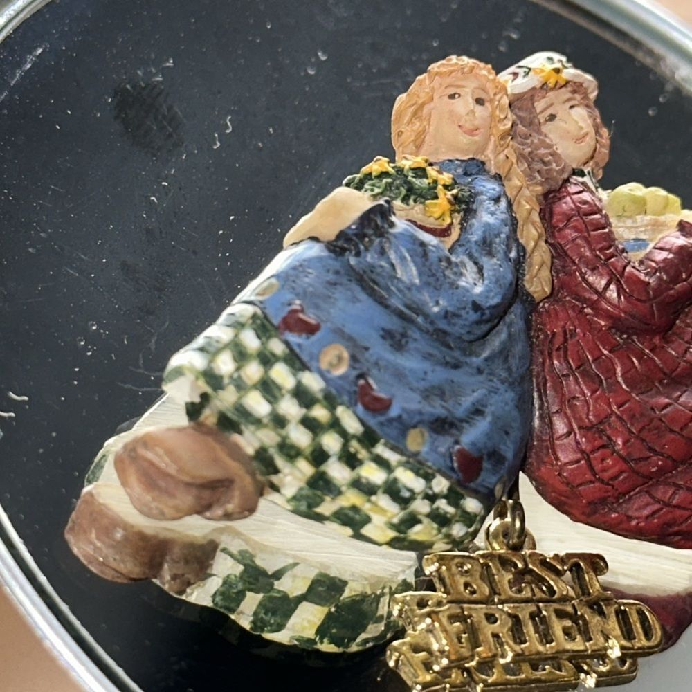 Best Friend two old fashioned ladies plastic resin brooch/pin - Picture 3 of 4